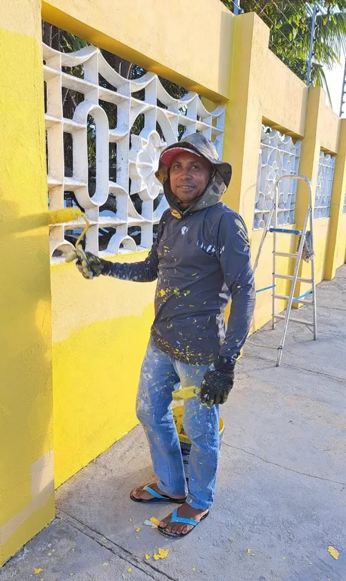 Zé realizando pintura